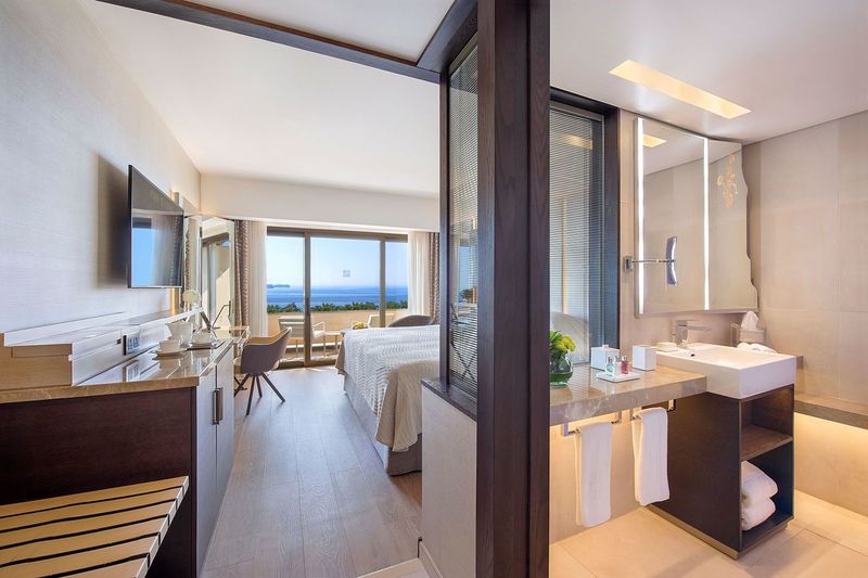 Four Seasons Hotel - Image 6
