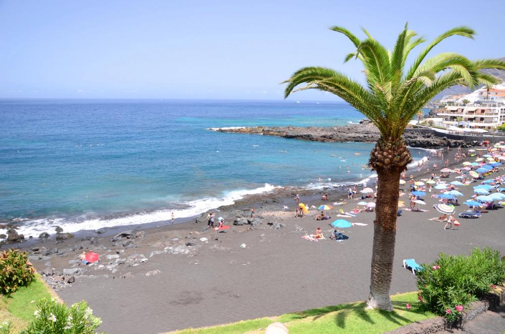 Utsikt over stranden og havet i Puerto de Santiago på Tenerife