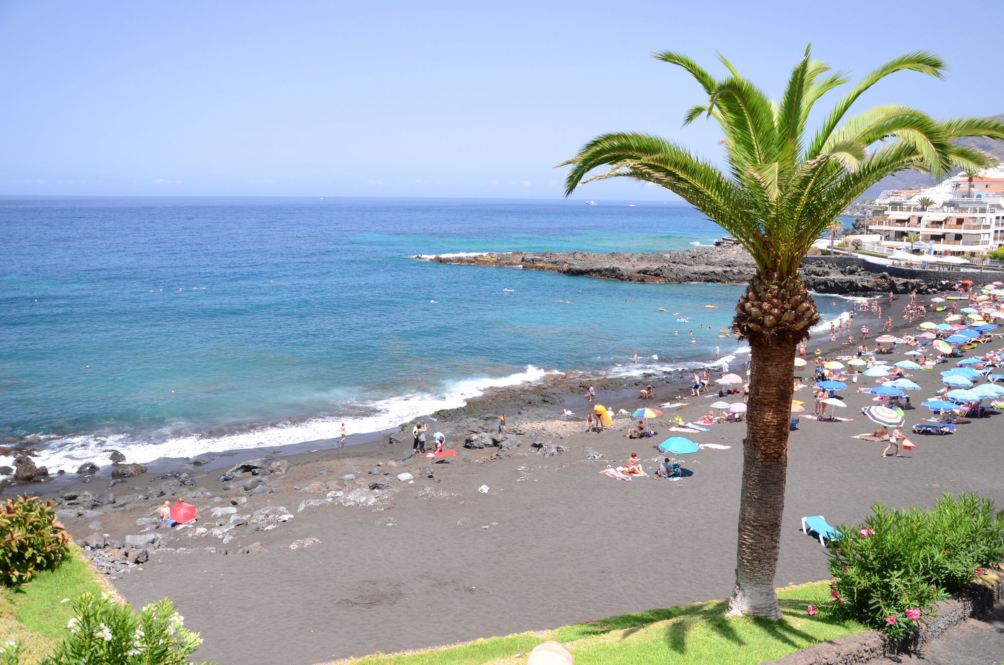 Utsikt over stranden og havet i Puerto de Santiago på Tenerife