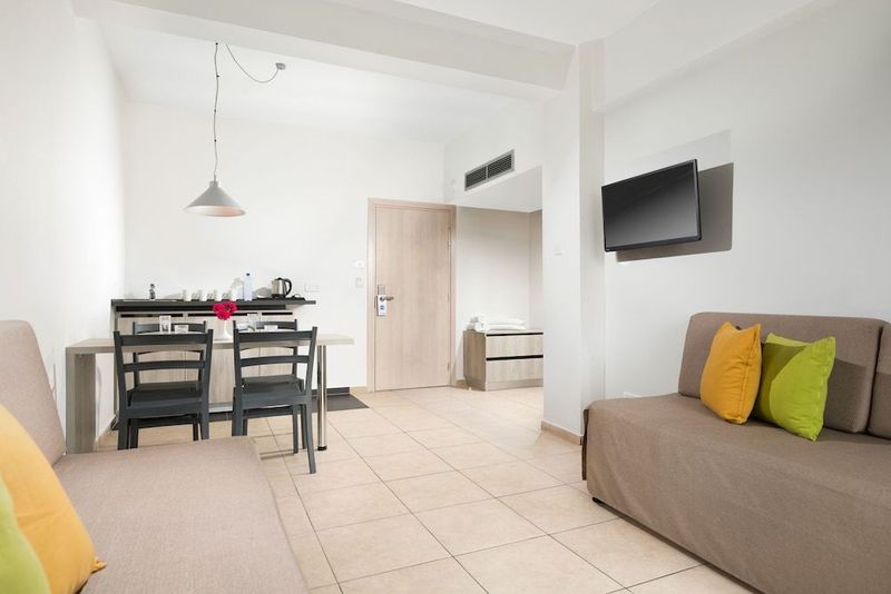 Mayfair Hotel - Image 7