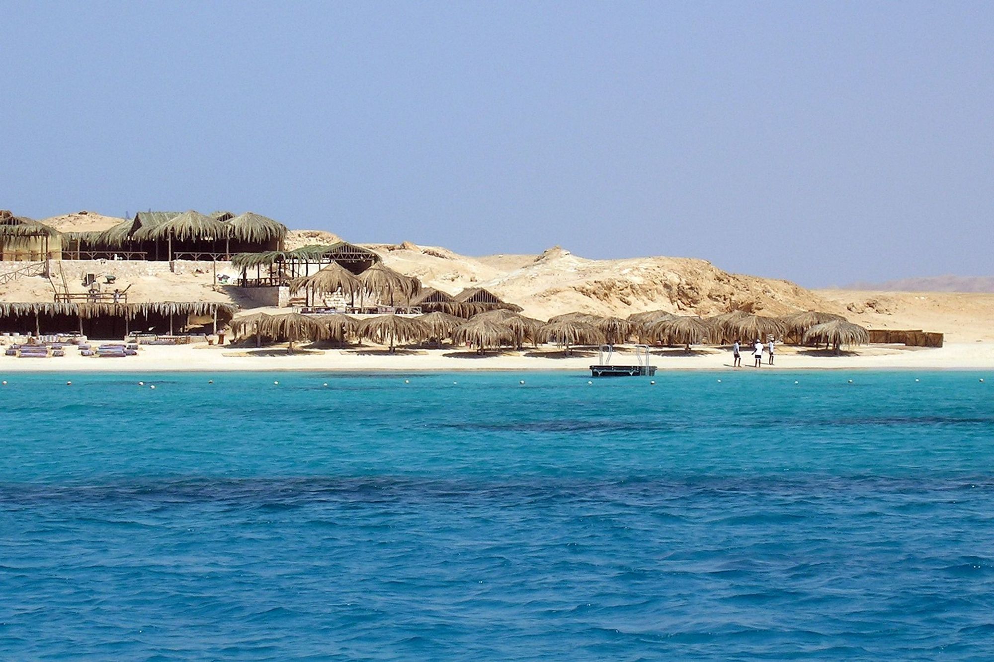Hvit strand og sanddyner og krystallklart vann i Hurghada, Egypt