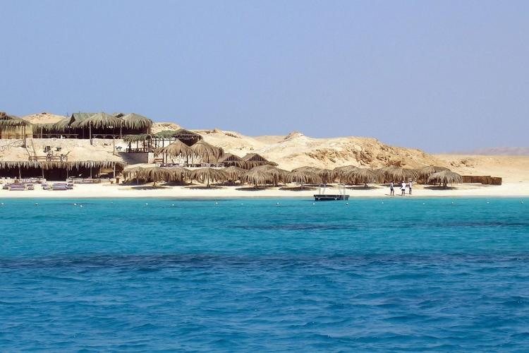 Hvit strand og sanddyner og krystallklart vann i Hurghada, Egypt
