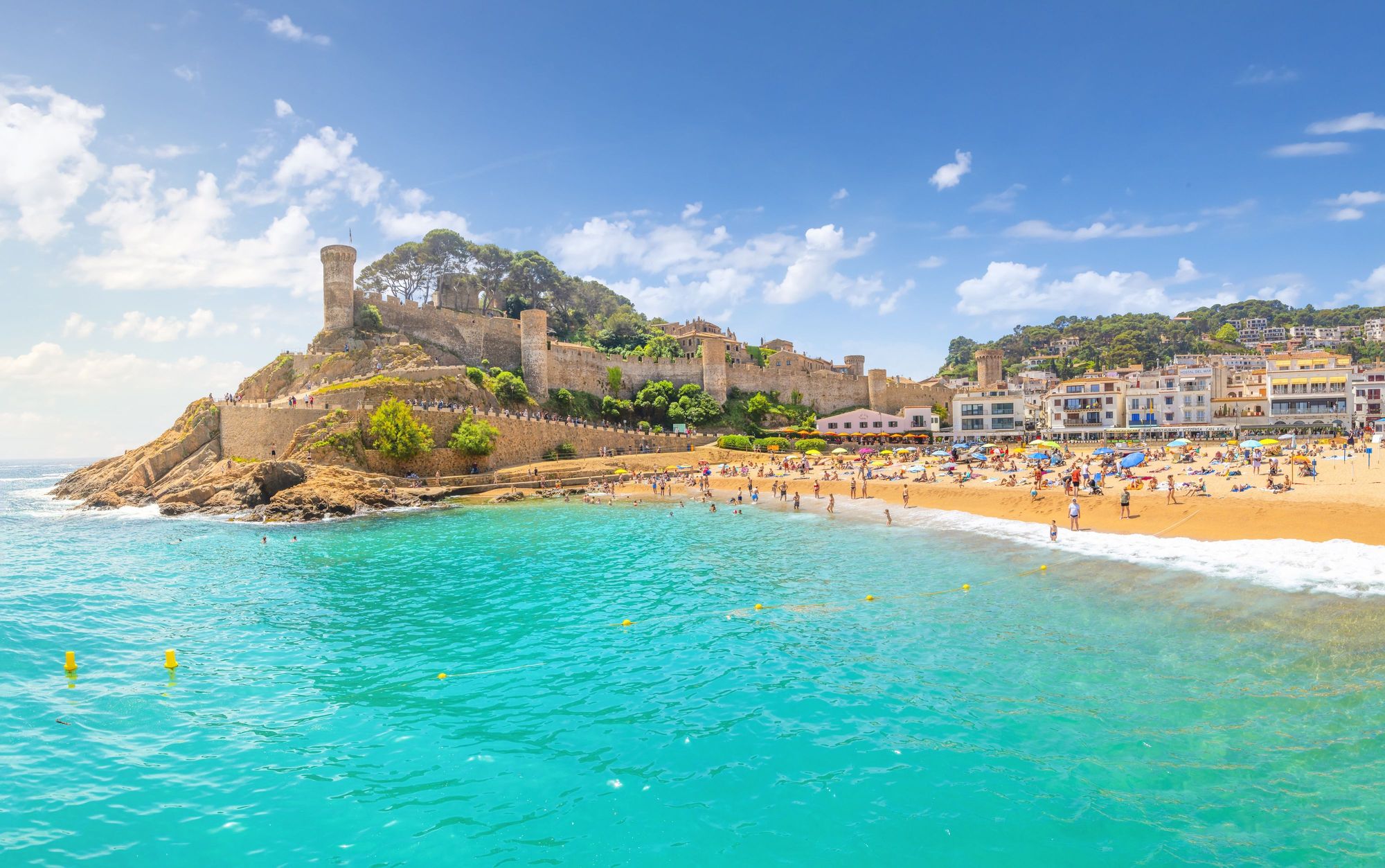 Utsikt til borgen og stranden i idylliske Tossa de Mar på Costa Brava i Spania