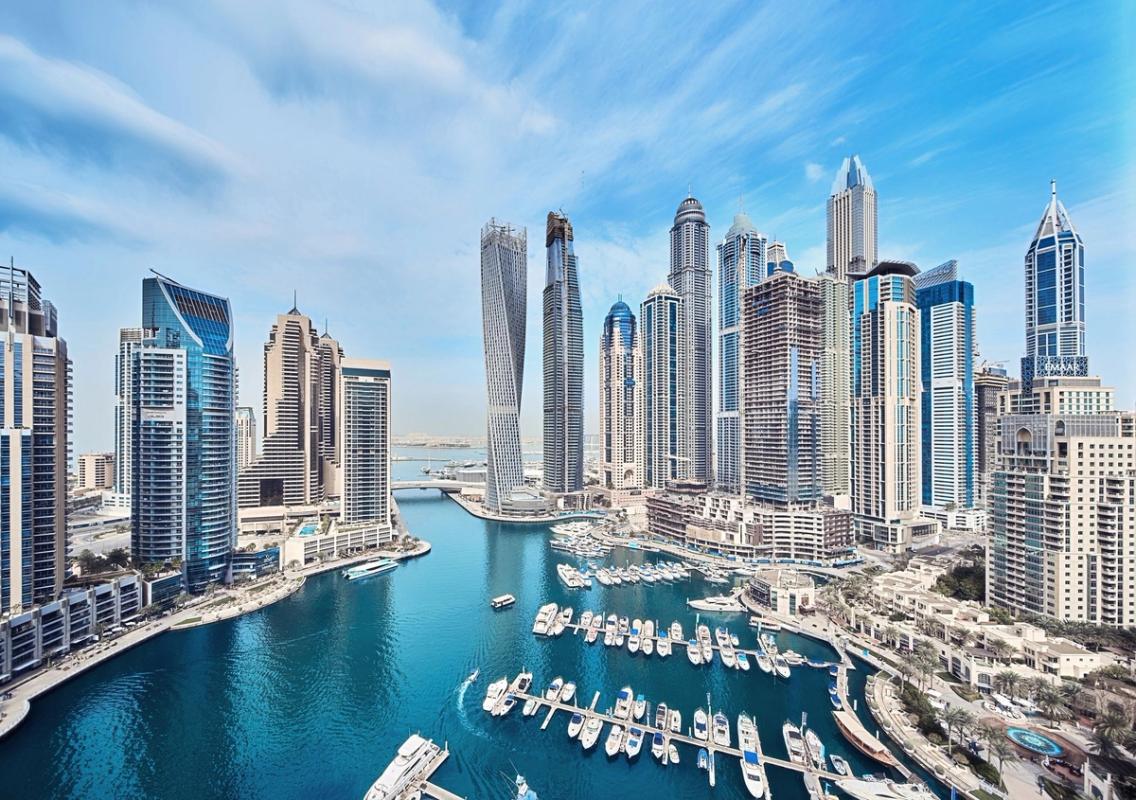 Bilden visar skyskraperna i Dubai där vattnet från havet rinner in som en kanal och skapar ett litet hamnområde mitt i