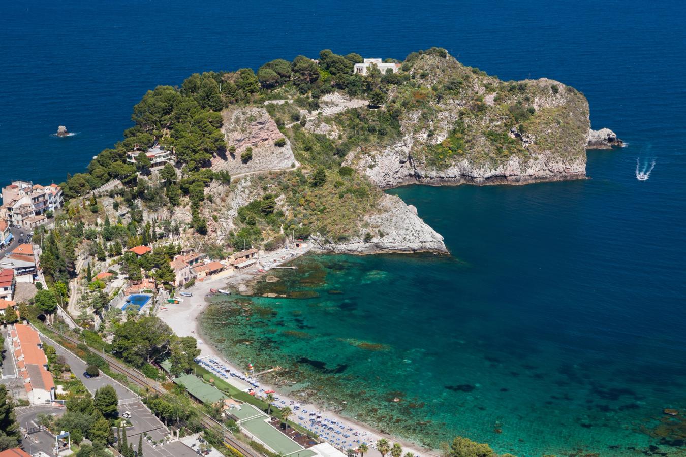 Utsikt over Mazzaro stranden og odden Capo Sant'Andrea i Taormina på Sicilia