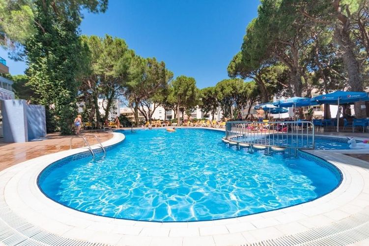 Rentalmar Blue Beach Apartments tilbyr ferieleiligheter med basseng i Salou, Spania.