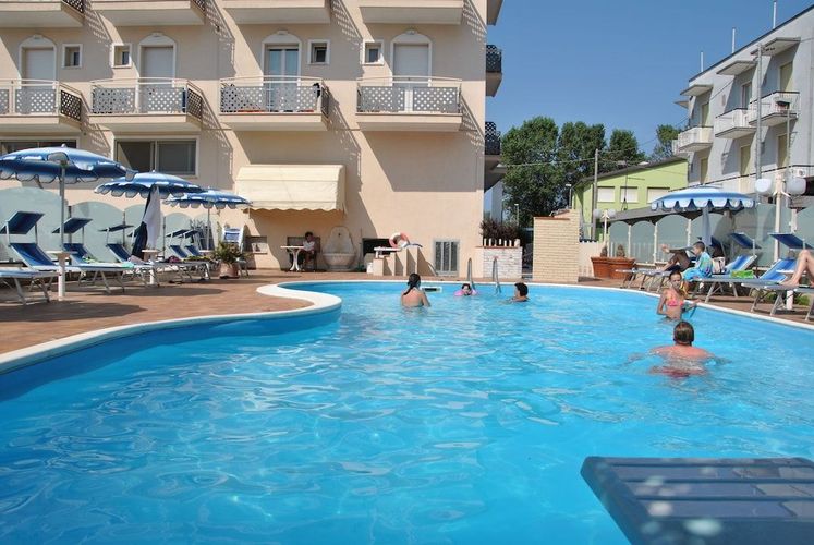 På Hotel Gaston bor du i første etasje til sjøen i Rimini, Italia.