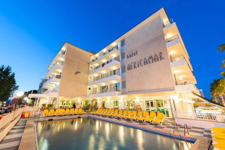 Africamar Aparthotel ligger i Can Picafort på Mallorca och har en pool på innergården.