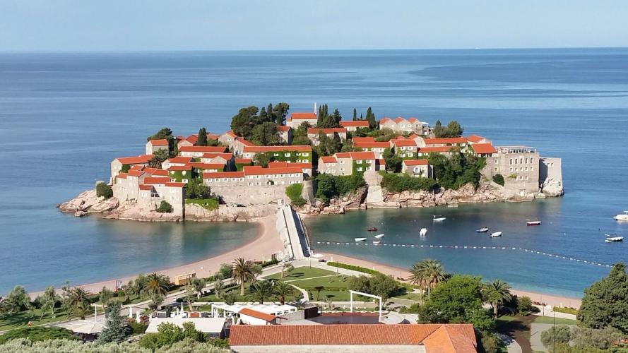 Utsikt over Sveti Stefan og klippeøya som er forbundet med fastlandet via en landtunge