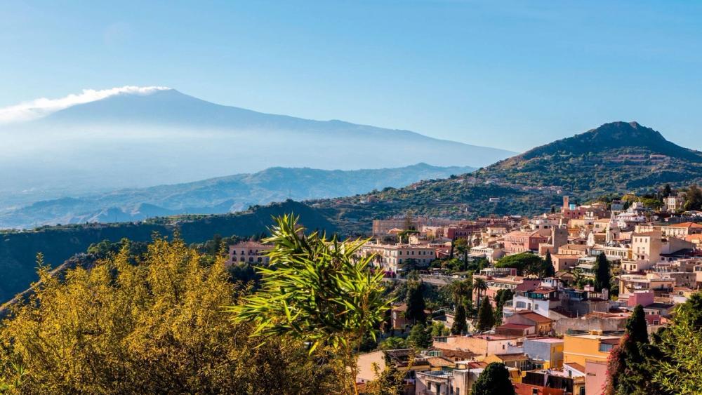 Utsikt over Taormina på Sicilia med vakker natur og vulkanen Etna
