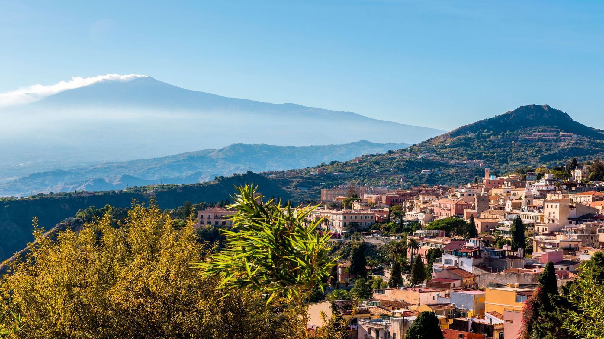 Utsikt over Taormina på Sicilia med vakker natur og vulkanen Etna