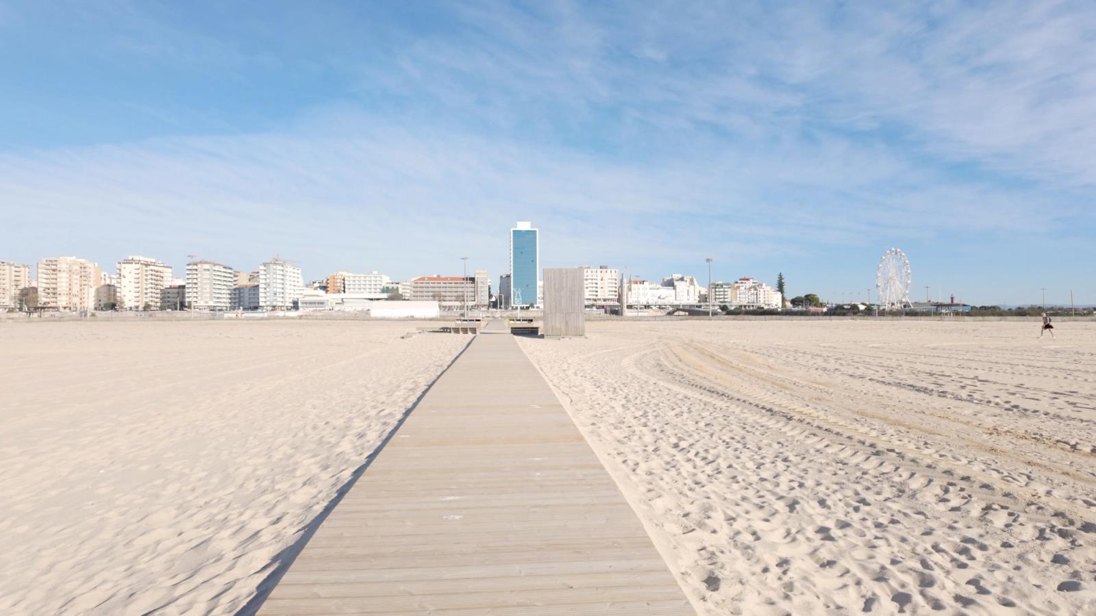 Utsikt over den endeløse, brede stranden i Figueira da Foz i Portugal