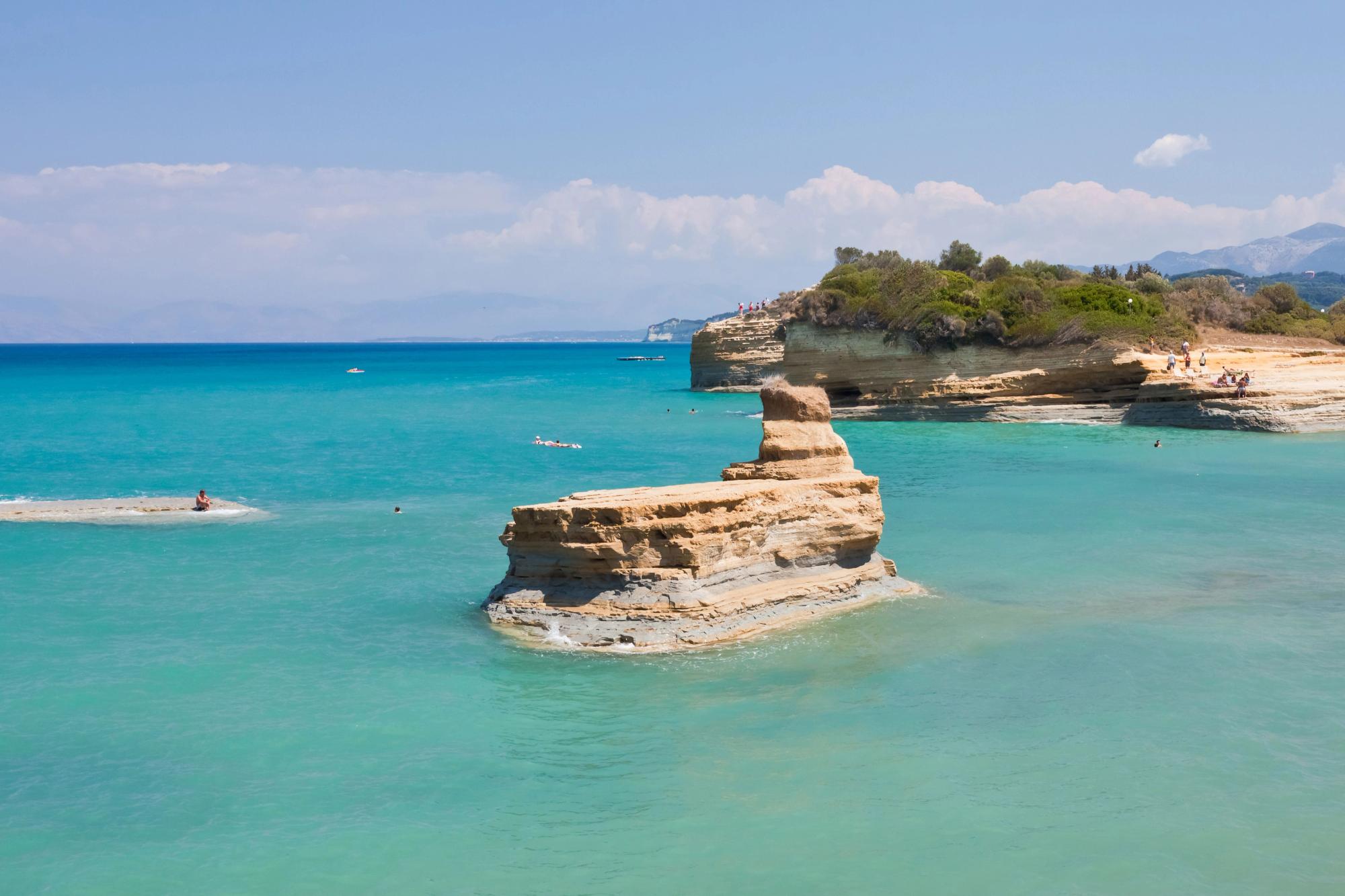 Utsikt over Sidari-bukten med klipper og det turkise havet på Korfu i Hellas