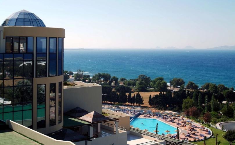 Kipriotis Panorama Hotel & Suites ligger uden for Kos by på Kos og har et stort poolområde og flere faciliteter til en behagelig ferie med familien.