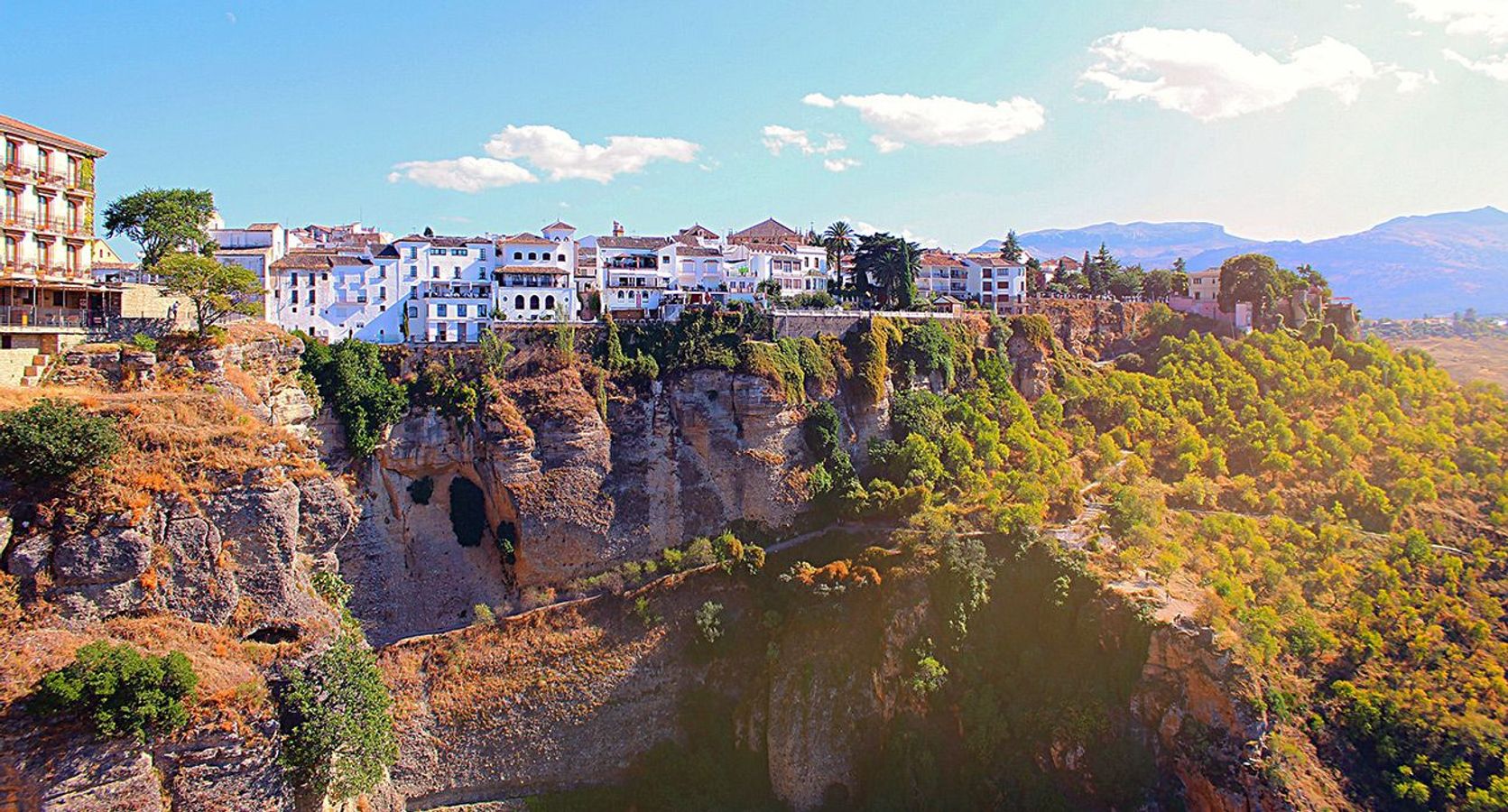 Den hvite fjellbyen Ronda ligger 722 meter over havet i Andalucia i Spania