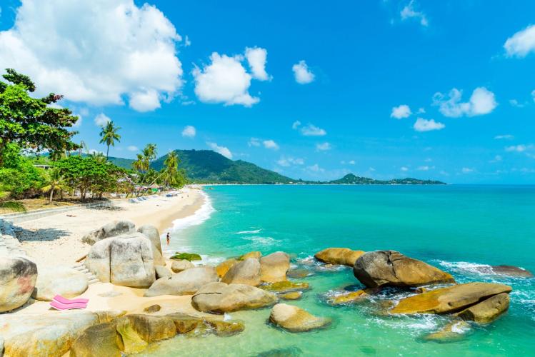 Udsigt over den hvide sandstrand og det krystalklare vand på Lamai Beach på Koh Samui i Thailand.