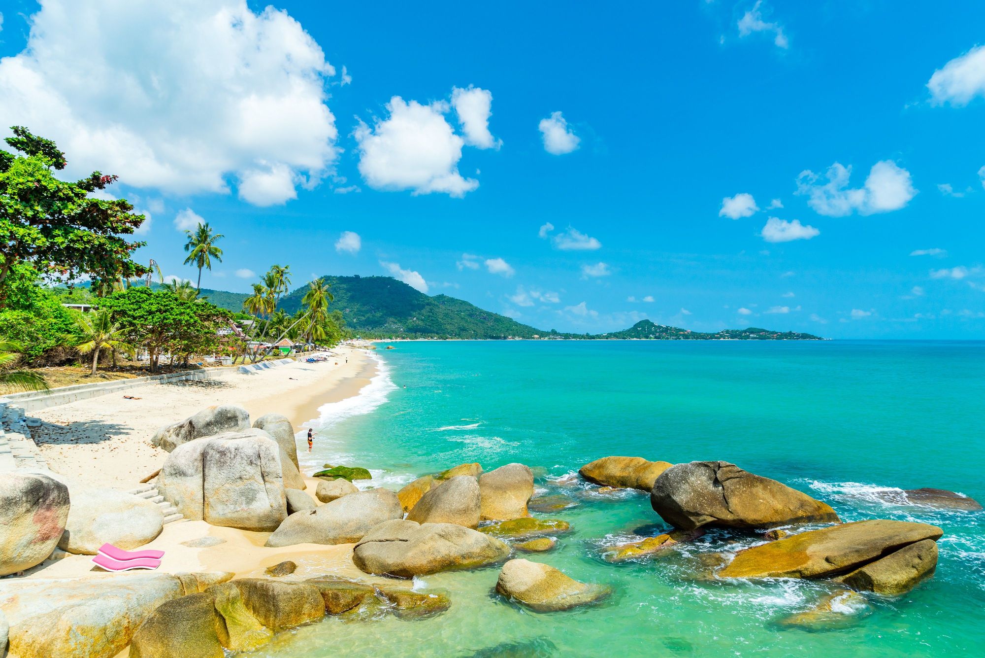 Udsigt over den hvide sandstrand og det krystalklare vand på Lamai Beach på Koh Samui i Thailand.