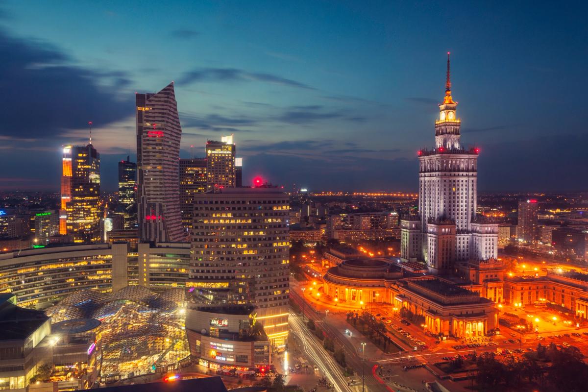 Sentrale Warszawa om natten og utsnitt av den moderne delen av byen med skyskrapere. Til høyre står Kultur- og vitenskapspalasset, et eksempel på stalinistisk arkitektur fra 1950-tallet. Til venstre er kontorbygg og kjøpesenteret Zlote Tarasy.