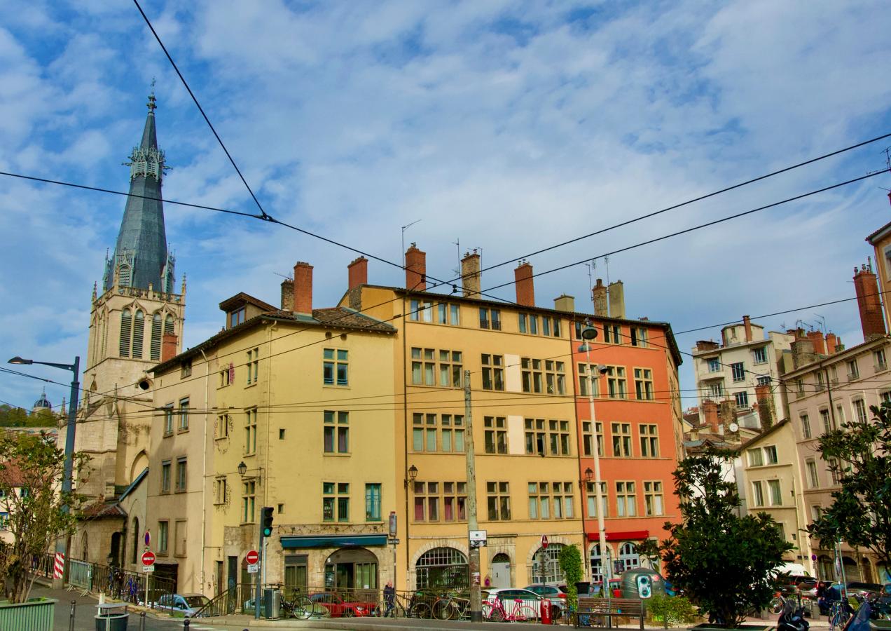 Gamle farverige bygninger ligger side om side i Lyon. 