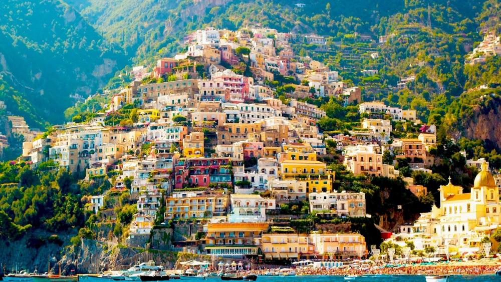 Utsikt över Positano med färgglada hus som klättrar uppför bergssidan på Amalfikusten i Italien