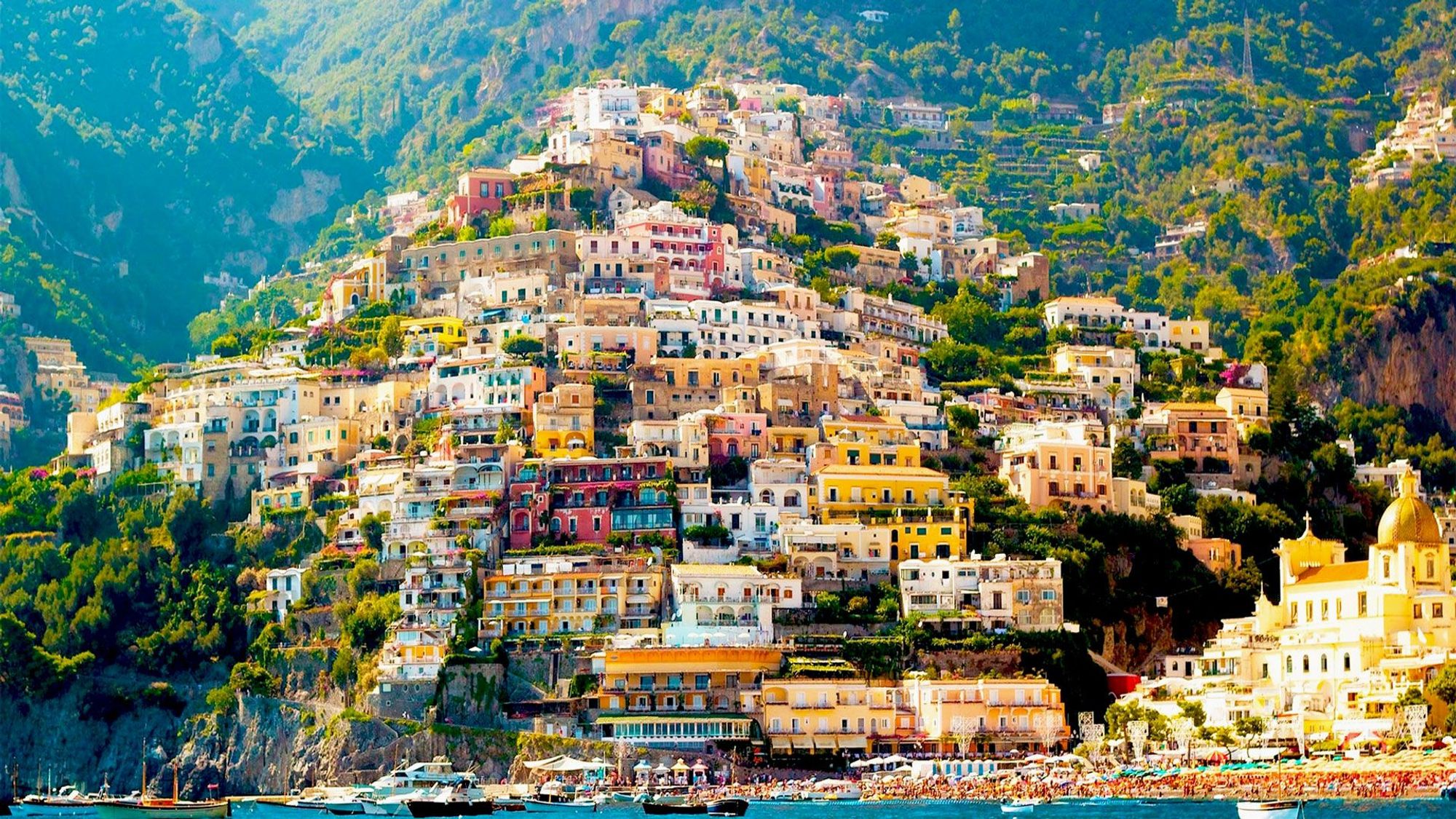 Udsigt over Positano med farverige huse, der klatrer op ad bjergsiden på Amalfikysten i Italien