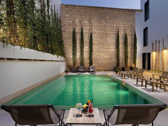 H10 Palacio Colomera er et Hotel med basseng i Cordoba