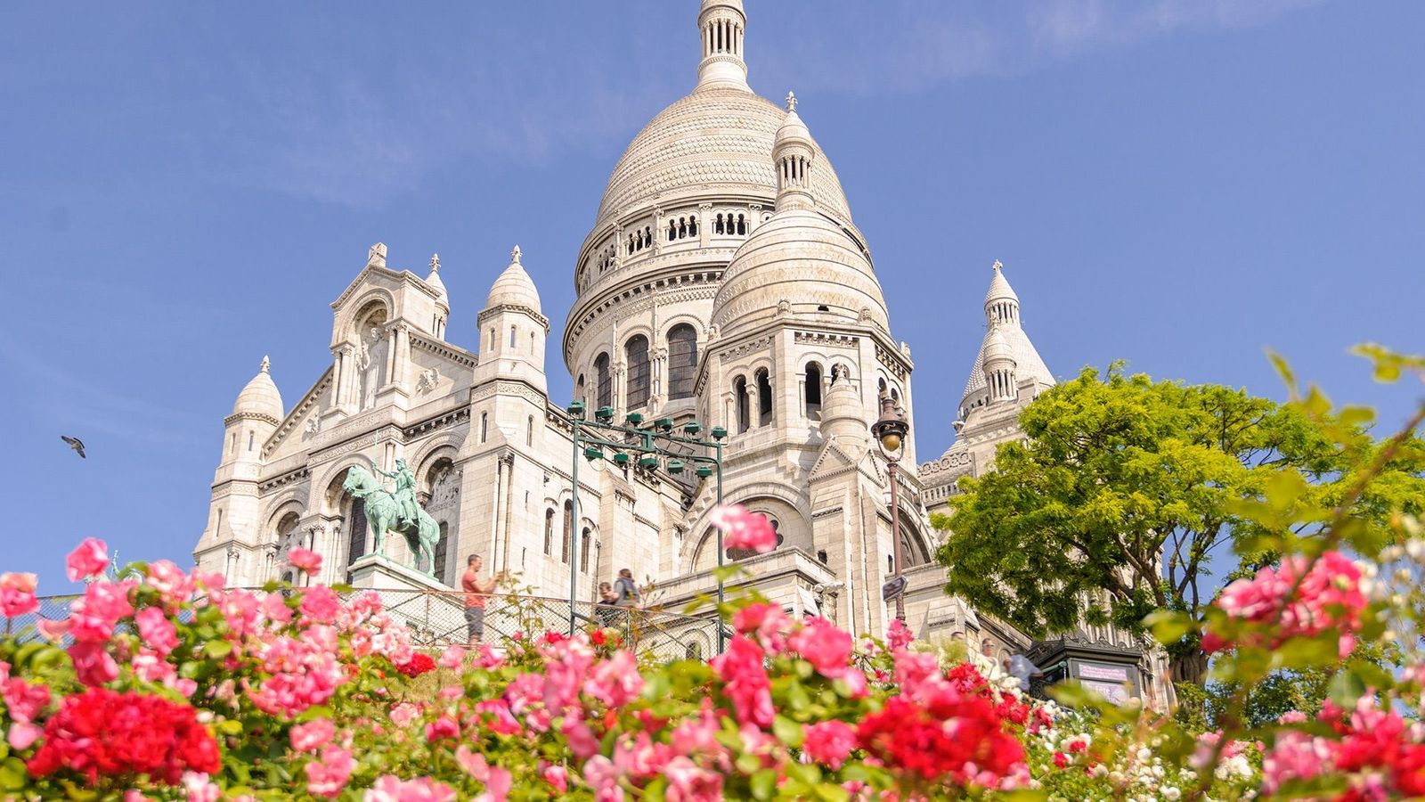 På høyden i Montmartre ligger den imponerende basilikaen Sacre-Coeur