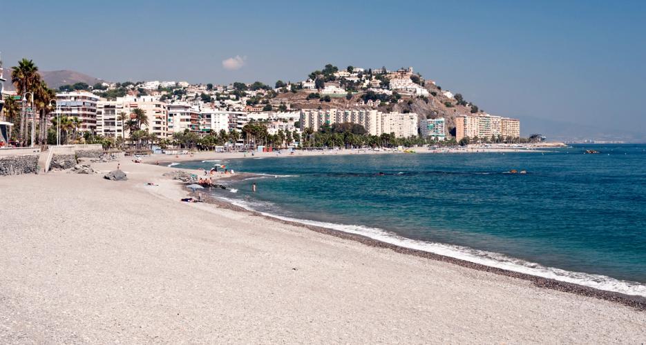 Utsikt over stranden Playa De La Caletilla og byen Almunecar på Costa del Sol i Spania