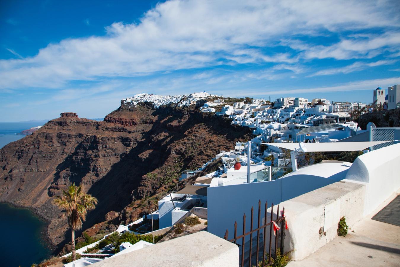 Udsigt over Imerovigli på Santorini, med Skarosklippen yderst til venstre