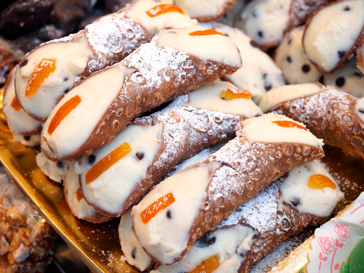 Siciliansk spesialitet cannoli med ricotta i Palermo 