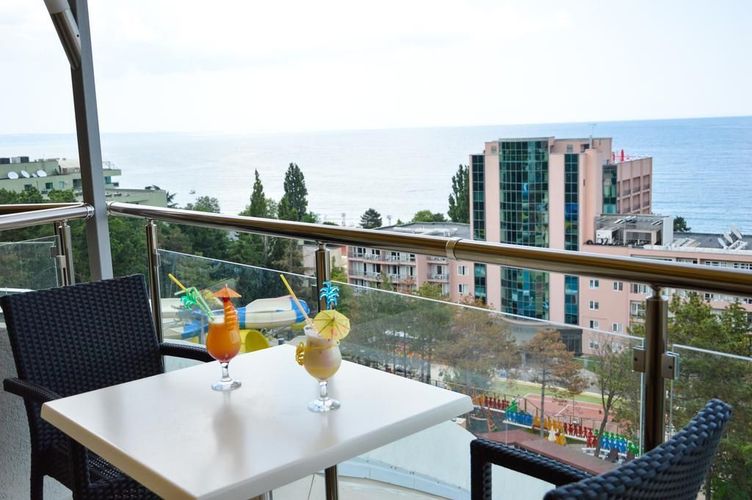 Njut av tillvaron på Golden Beach Parkhotels terrass