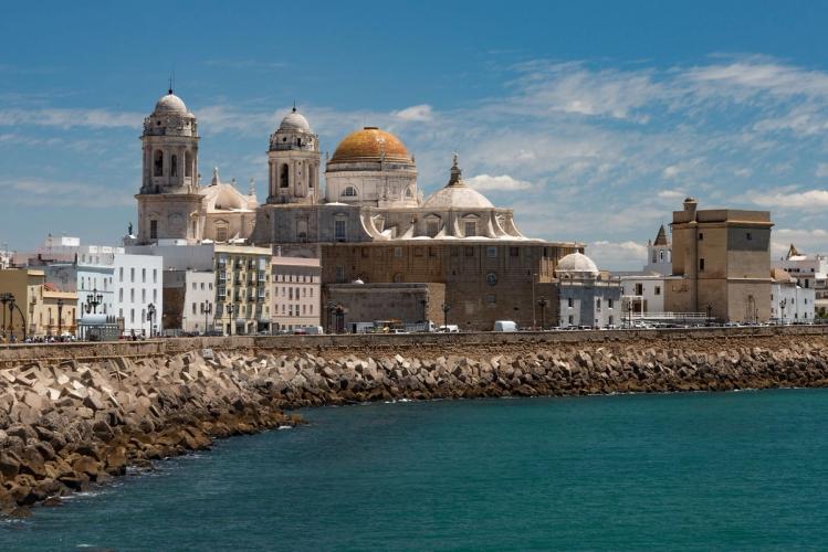 Katedralen med den gjenkjennelige orange kuppelen i Cadiz langs Costa de la Luz i Andalucia