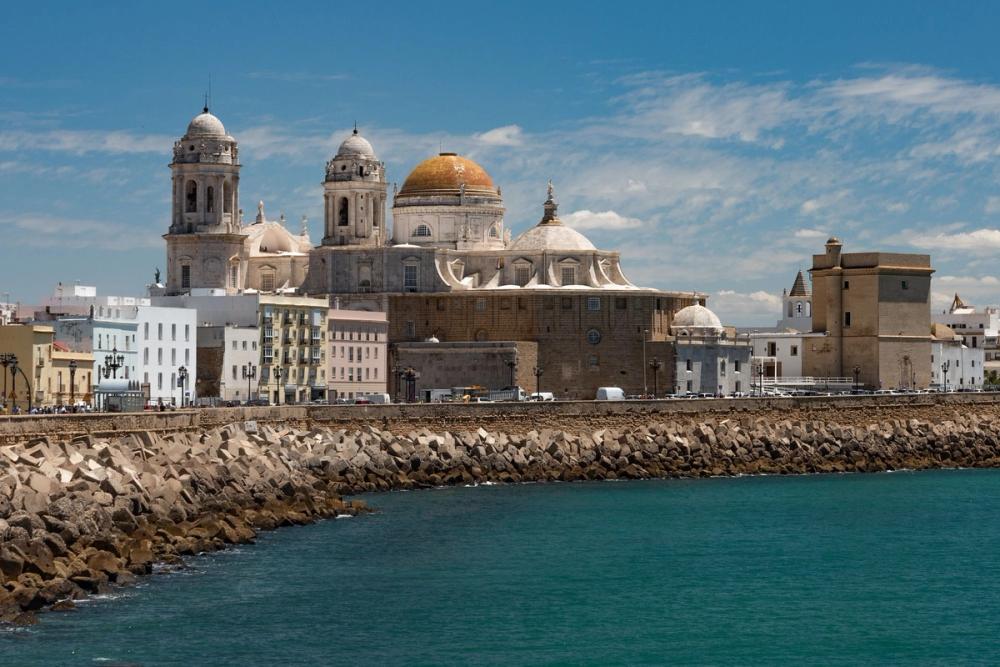 Katedralen med den gjenkjennelige orange kuppelen i Cadiz langs Costa de la Luz i Andalucia