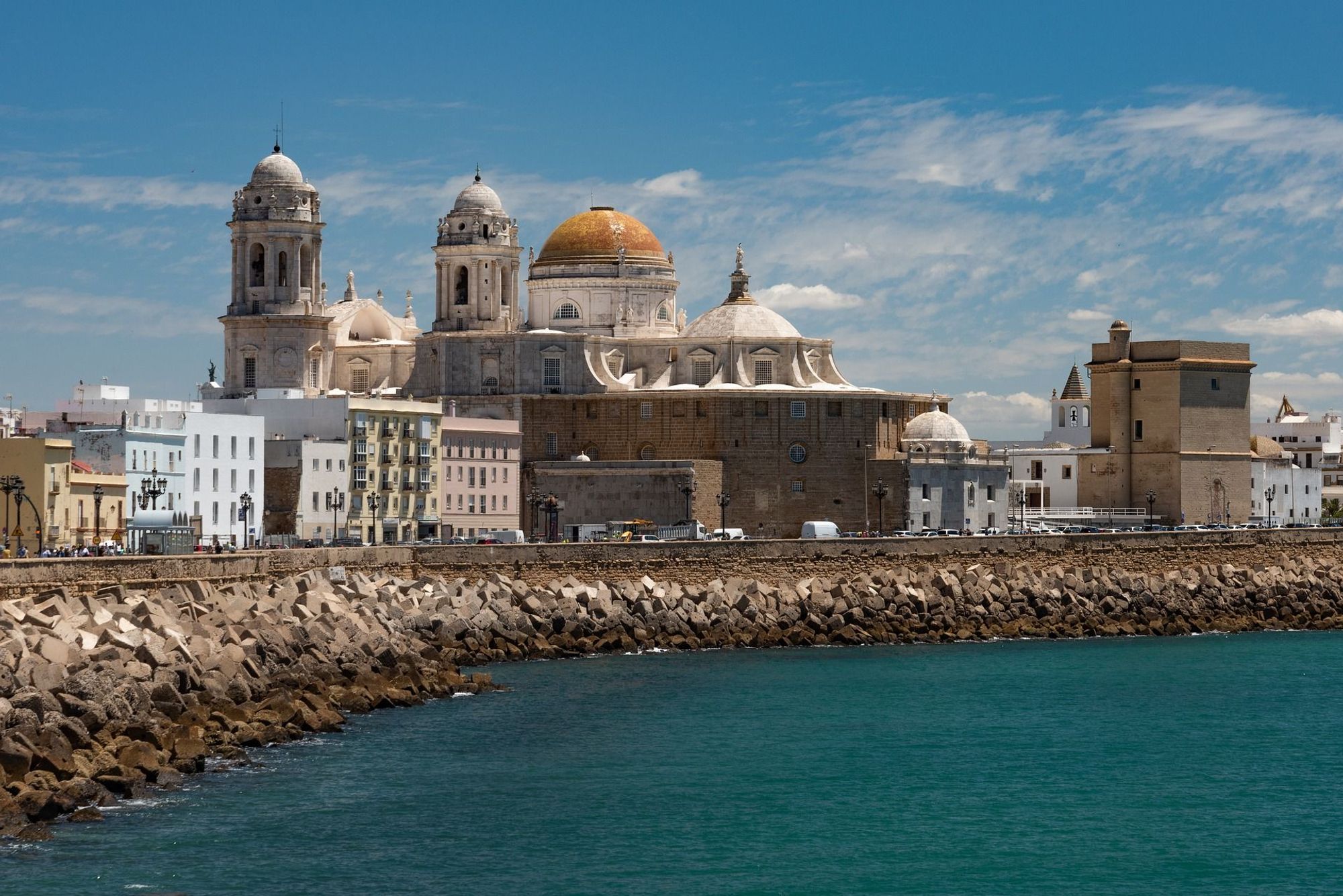 Katedralen med den gjenkjennelige orange kuppelen i Cadiz langs Costa de la Luz i Andalucia