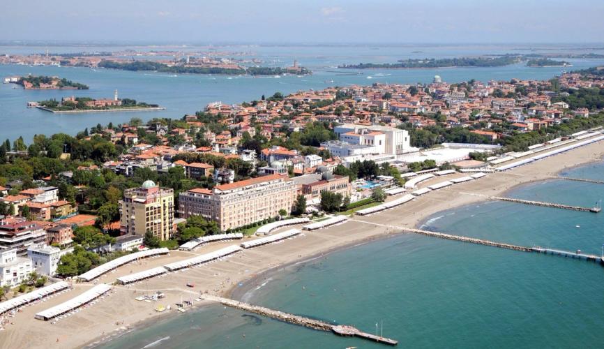 Utsikt over den langstrakte øya Lido di Venezia i Italia