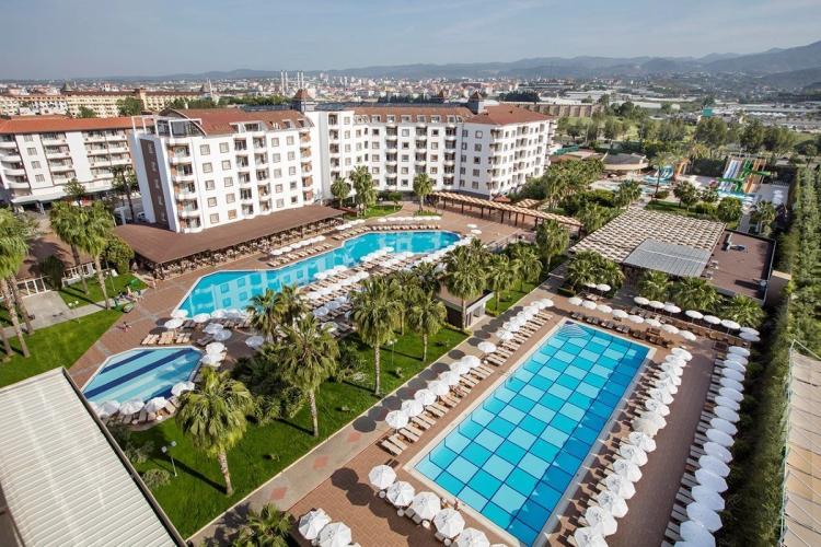 På Royal Garden Beach i Konakli i Tyrkiet er der hele otte pools for hele familien.