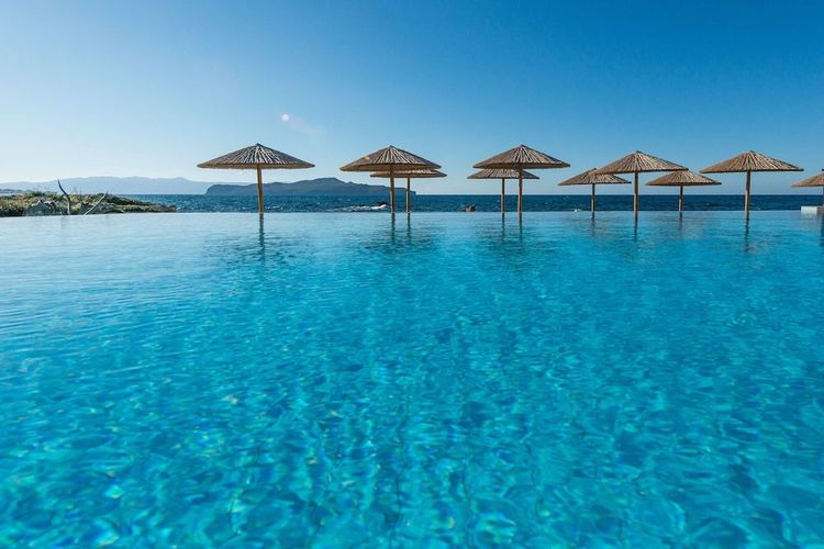 Hos Corinna Mare Suites & Studios kan du nyde havudsigt og hyggelige stunder ved poolen i Kalamaki på Kreta.
