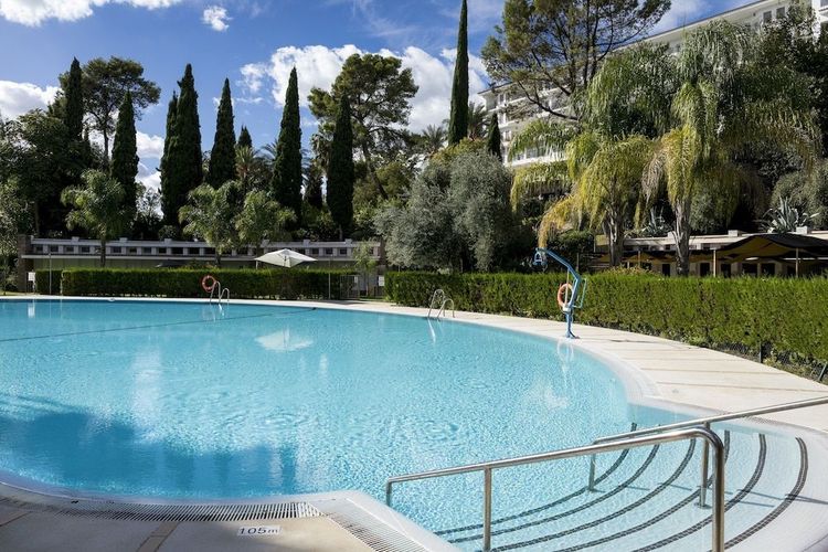 Nyt et øyeblikk i solen på Parador de Cordoba i utkanten av Cordoba i Spania.