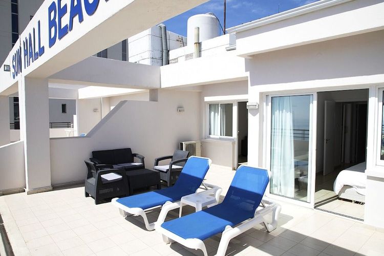 Sun Hall Beach Hotel Apts tilbyr enkle leiligheter med balkong og havutsikt i Larnaka på Kypros.