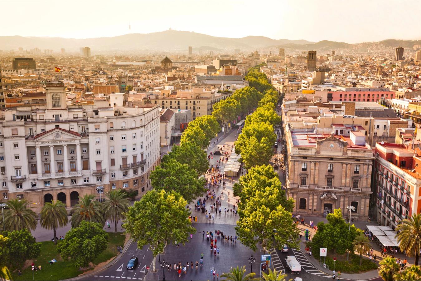 Utsikt over byen og hovedgaten La Rambla i Barcelona