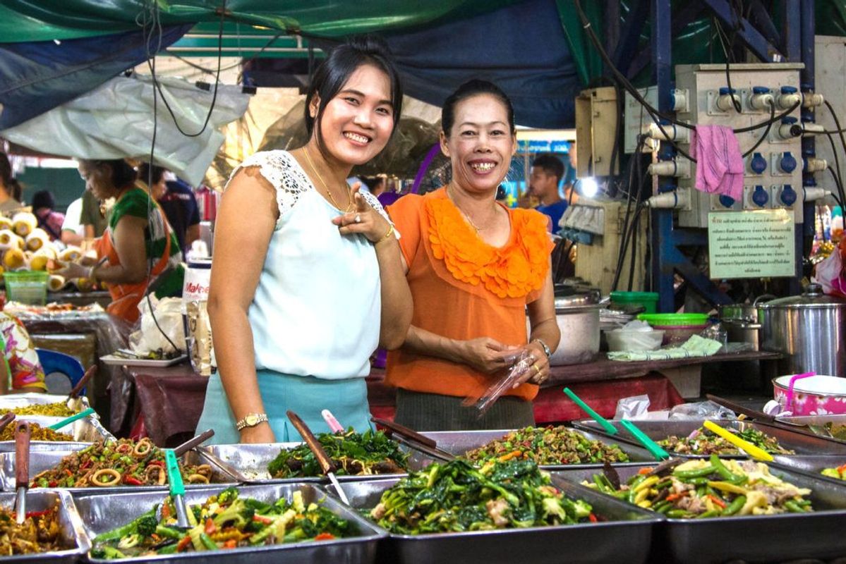 Stort urval av thailändska rätter på matmarknaderna i Krabi