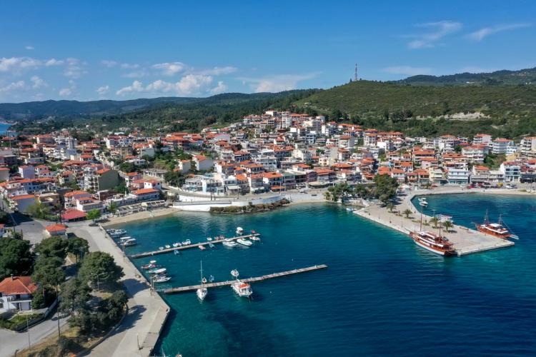 Utsikt över hamnen och staden Neos Marmaras på Sithoniahalvön i Halkidiki, Grekland