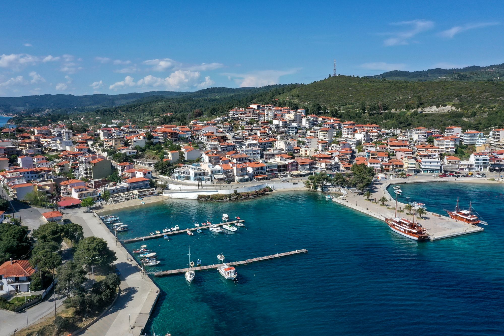 Udsigt over havnen og byen Neos Marmaras på Sithonia-halvøen på Halkidiki, Grækenland