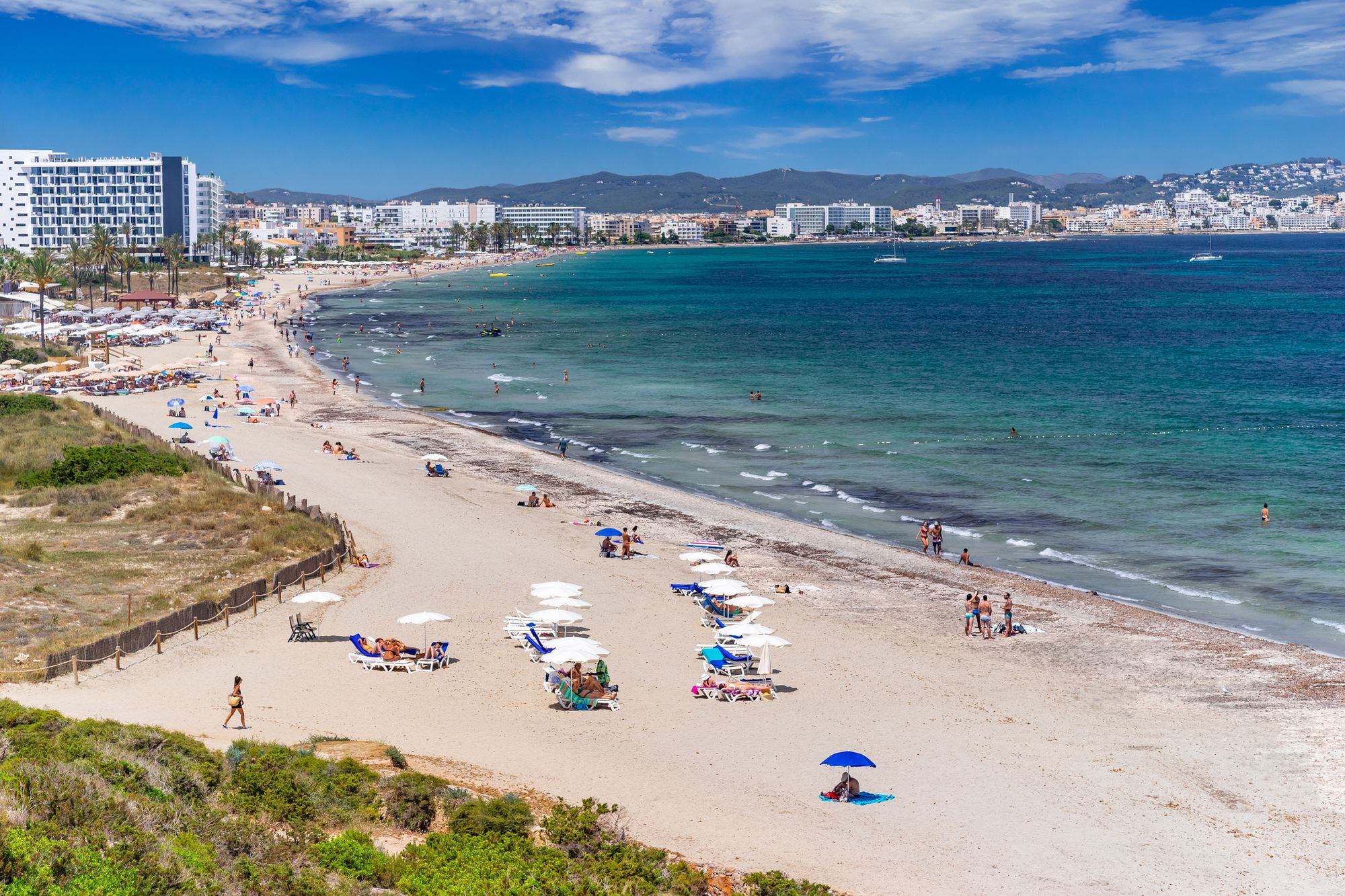 Udsigt over den længste strand på Ibiza - Playa d'en Bossa