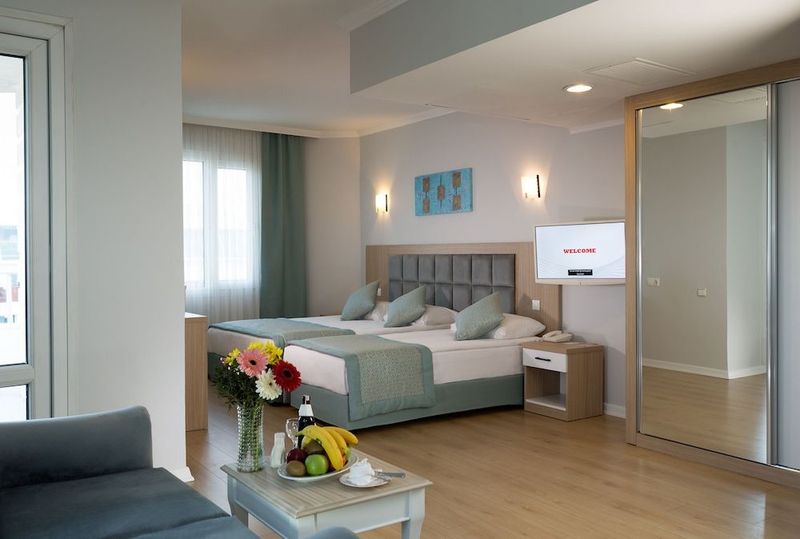 Adonis Hotel - Image 7