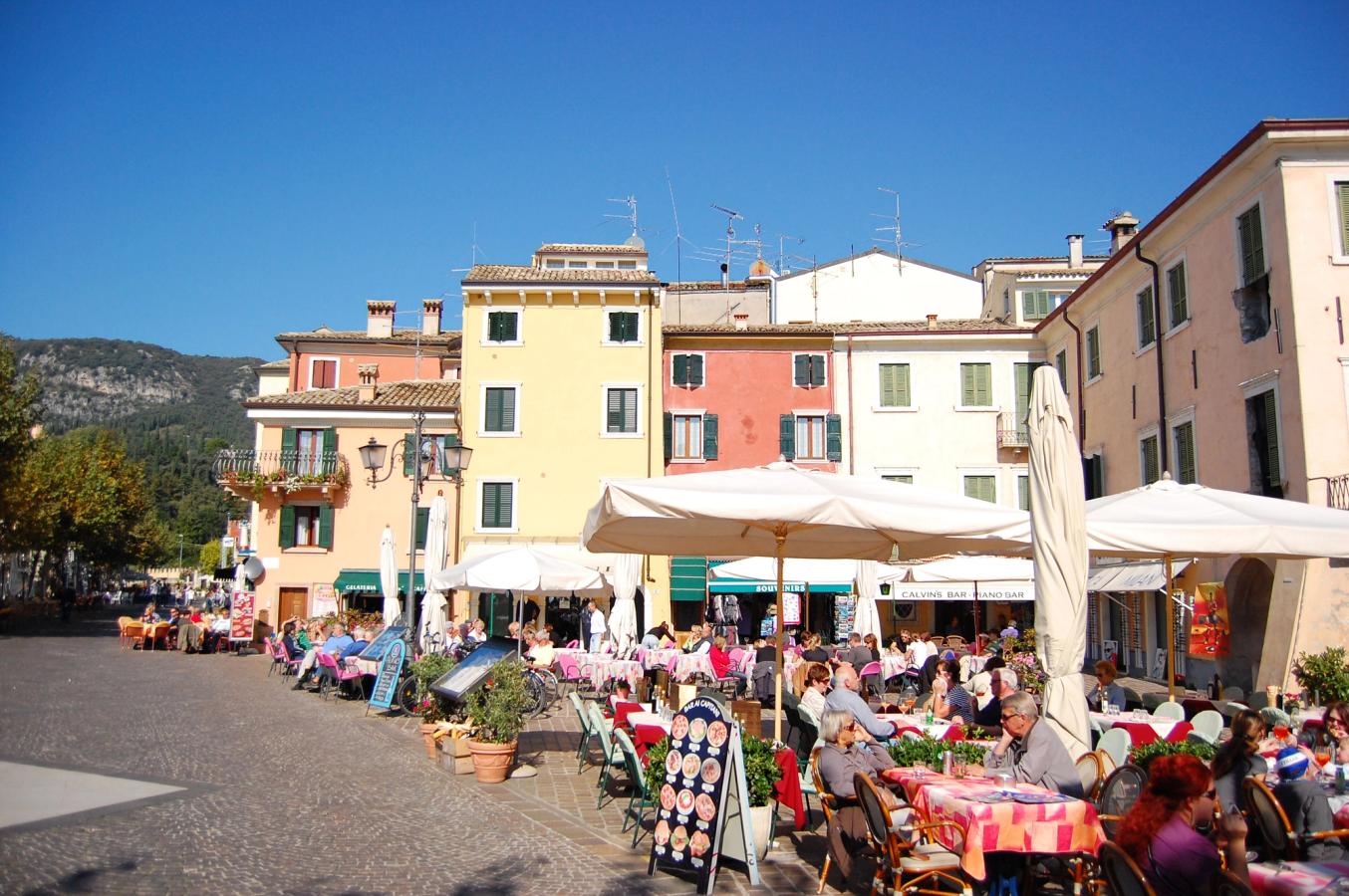 Hyggelige udeserveringer på torvet og på havnepromenaden i Garda