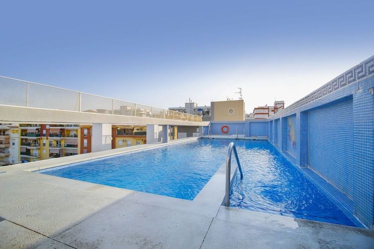 Hotel Mainake Costa del Sol ligger endast 150 meter från stranden i Torre Del Mar på den spanska solkusten.