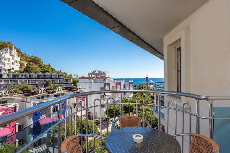 White City Beach Hotel - Image 4