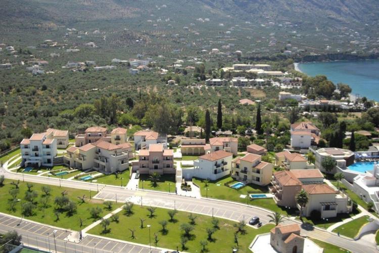 Elite City Resort ligger uden for Kalamata i Grækenland og tilbyder villaer og dobbeltværelser med fælles pool og nærhed til havet.