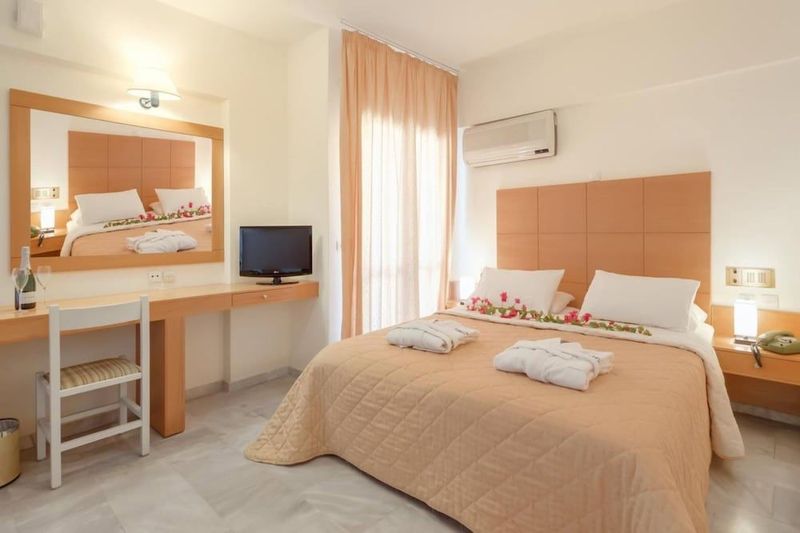 Mare-Olympus Apartments - Image 2